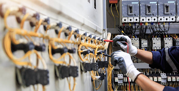 Professional Electrician technician working in Gladeview, FL